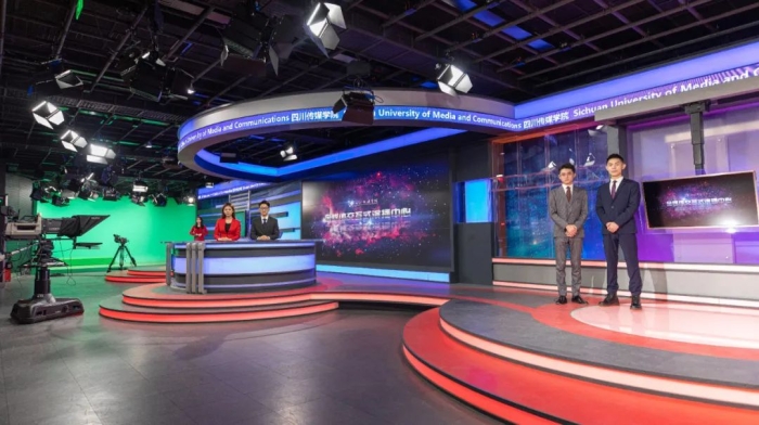 全媒体交互式演播室.jpg
